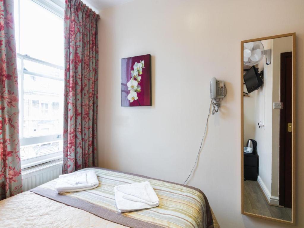 Postel nebo postele na pokoji v ubytování Notting Hill Gate Hotel