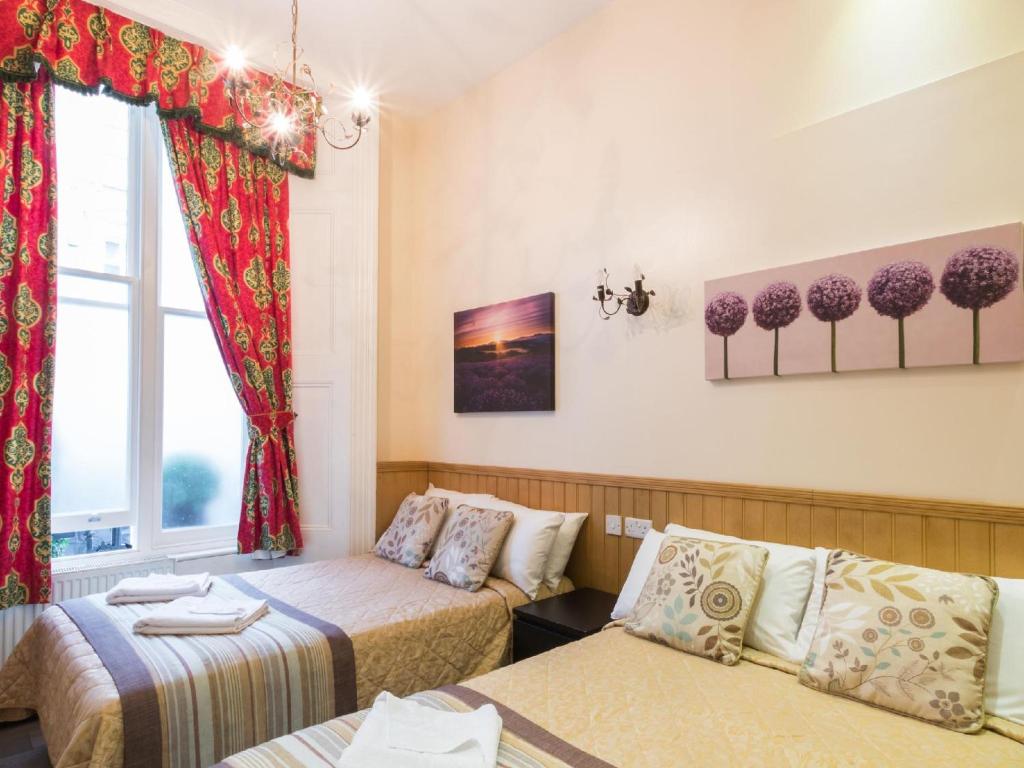 Postel nebo postele na pokoji v ubytování Notting Hill Gate Hotel