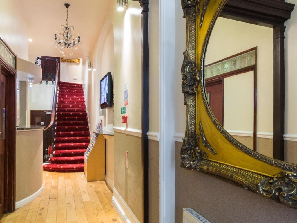 TV a/nebo společenská místnost v ubytování Notting Hill Gate Hotel