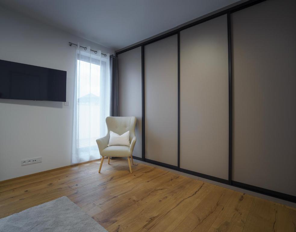 TV a/nebo společenská místnost v ubytování Apartments Poděbradova Premium