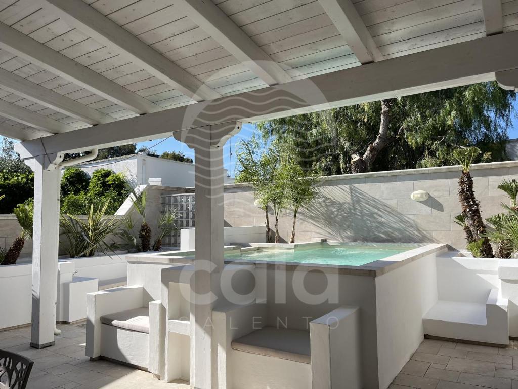 The swimming pool at or close to Villa Lux Bacino Grande - piscina privata By Cala Salento