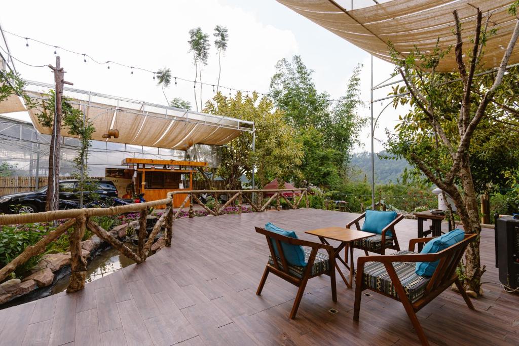 Vườn quanh Hoàng Gia Trang