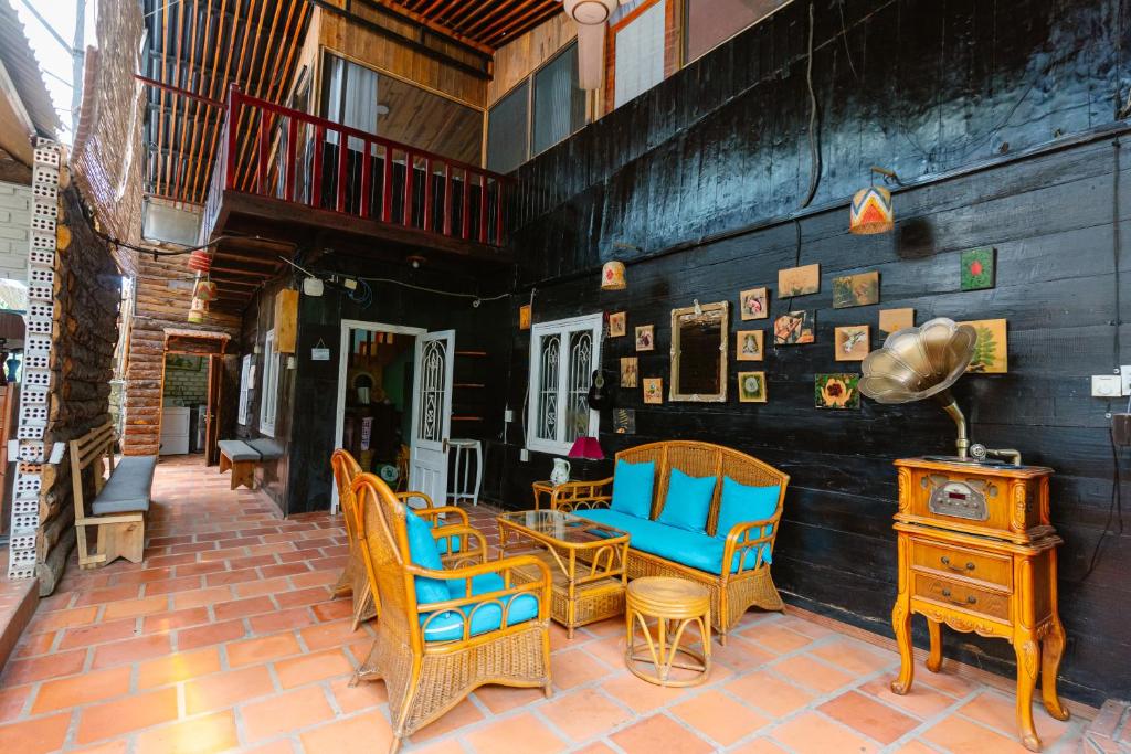 Khu vực ghế ngồi tại Hoàng Gia Trang