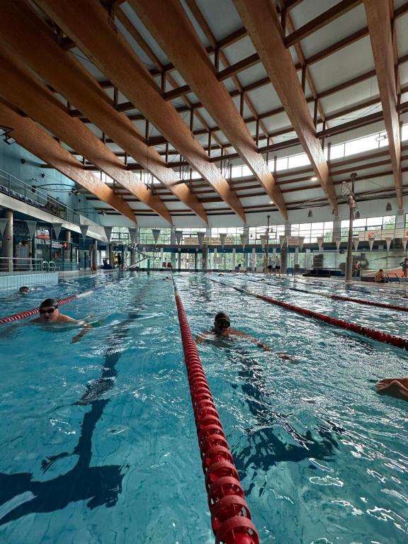 Bazén v ubytovaní Gocław 2 rooms Parking Free alebo v jeho blízkosti
