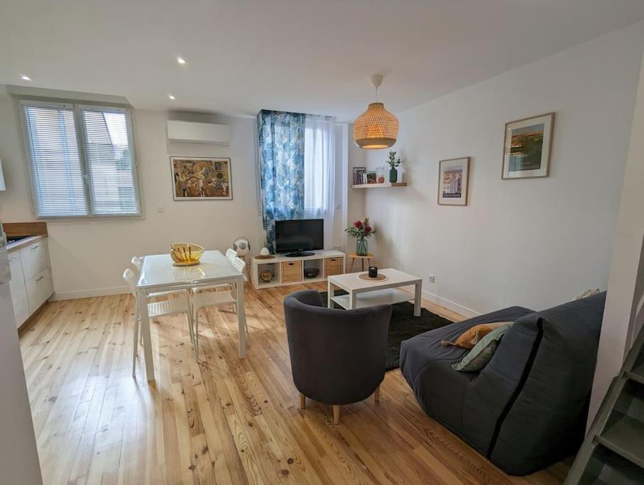 un salon avec un canapé et une table dans l'établissement Duplex des Volcans, à Le Cendre