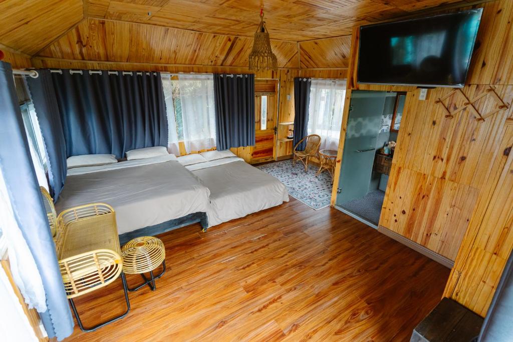 Giường trong phòng chung tại Hoàng Gia Trang