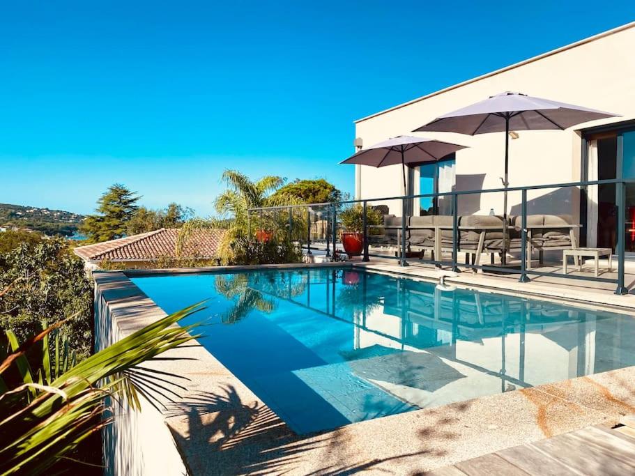 uma piscina em frente a uma casa em Villa Livia Porticcio piscine 500m plage em Porticcio