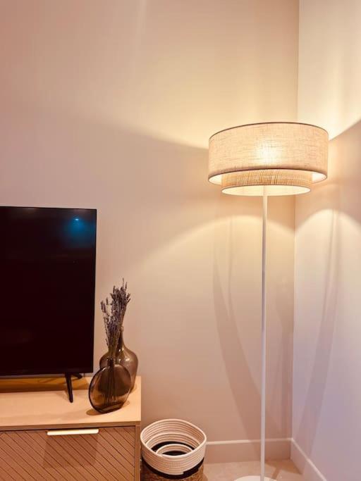 Telewizja i/lub zestaw kina domowego w obiekcie Villa Livia Porticcio piscine 500m plage
