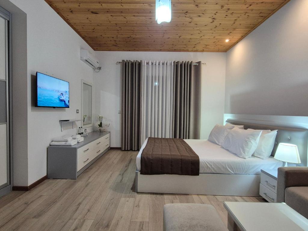 TV a/nebo společenská místnost v ubytování ORCHIDS Hotel