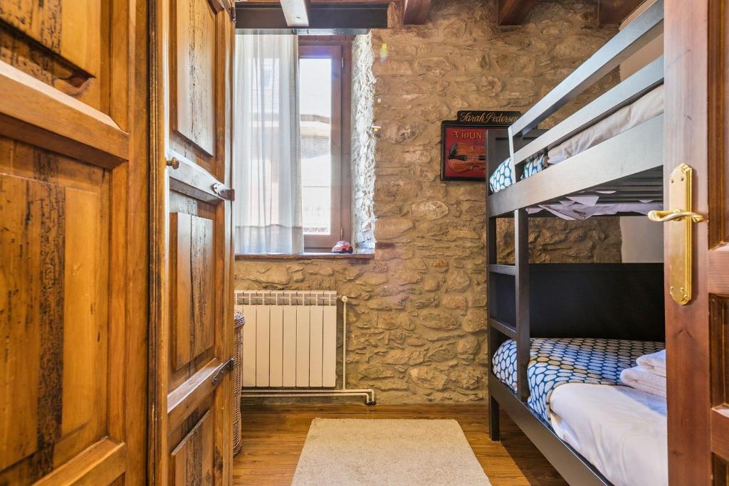 A bed or beds in a room at Luderna - Casa Coto Moreu