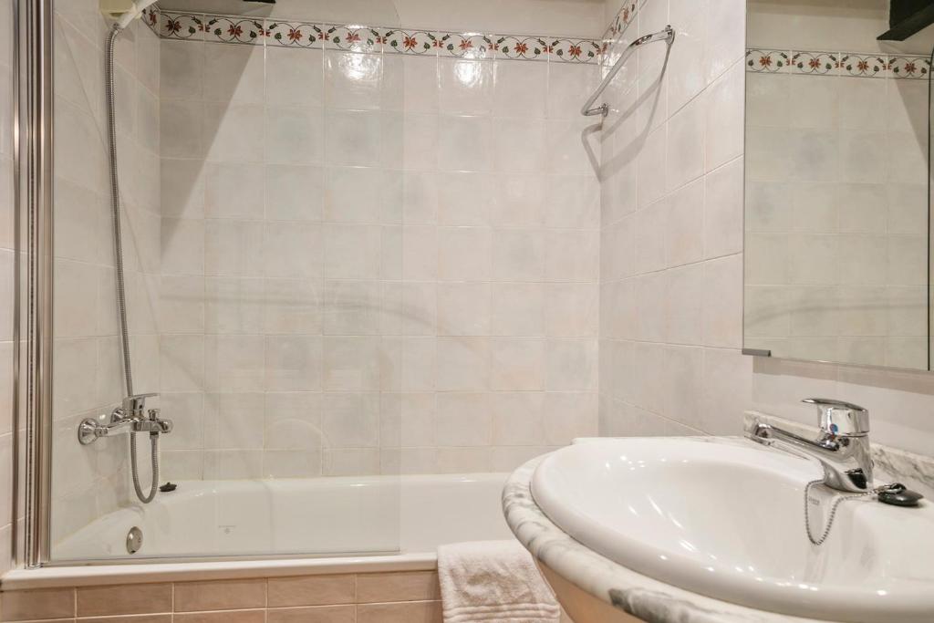 A bathroom at Luderna - Casa Coto Moreu