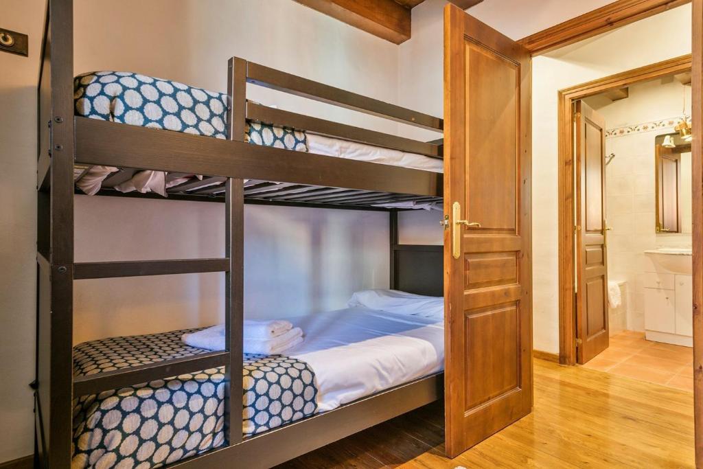 A bed or beds in a room at Luderna - Casa Coto Moreu