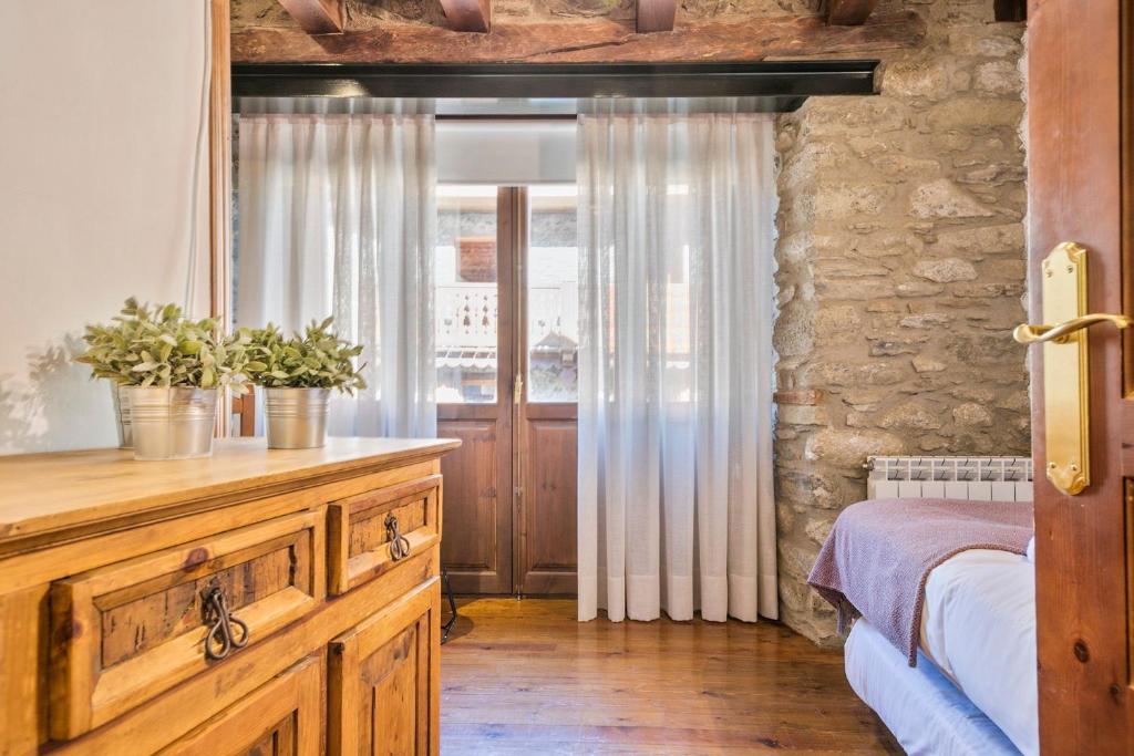 A bed or beds in a room at Luderna - Casa Coto Moreu