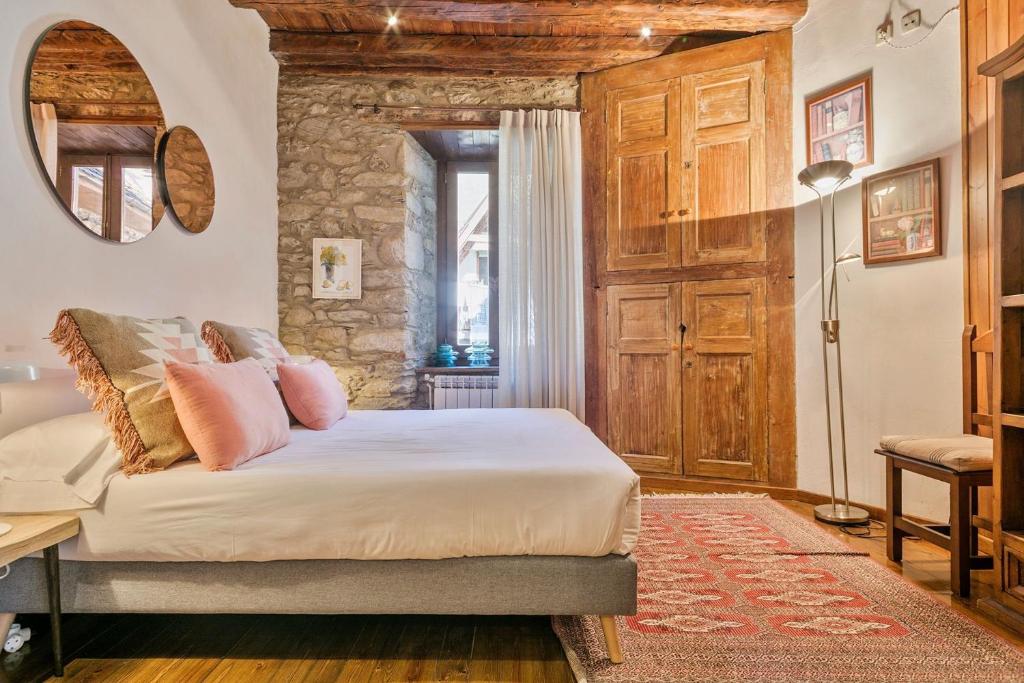 A bed or beds in a room at Luderna - Casa Coto Moreu
