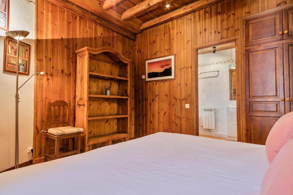 A bed or beds in a room at Luderna - Casa Coto Moreu
