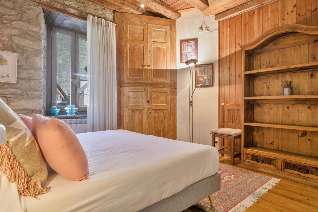 A bed or beds in a room at Luderna - Casa Coto Moreu