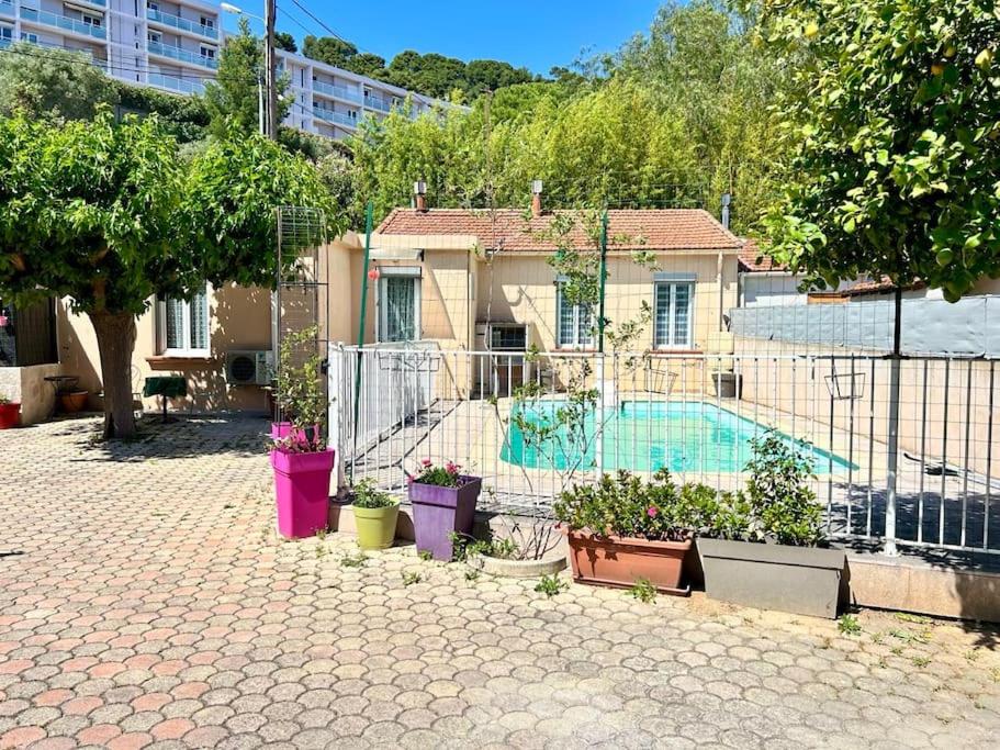 une maison avec une piscine et quelques plantes dans l'établissement Juchanie YourHostHelper, à Toulon