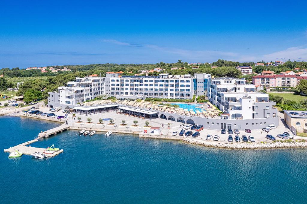 eine Luftansicht eines Resorts auf dem Wasser in der Unterkunft Resort del Mar in Pula