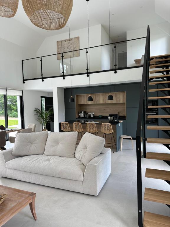 un salon avec un canapé et une cuisine dans l'établissement VILLA BENODET 4 Etoiles, à Bénodet