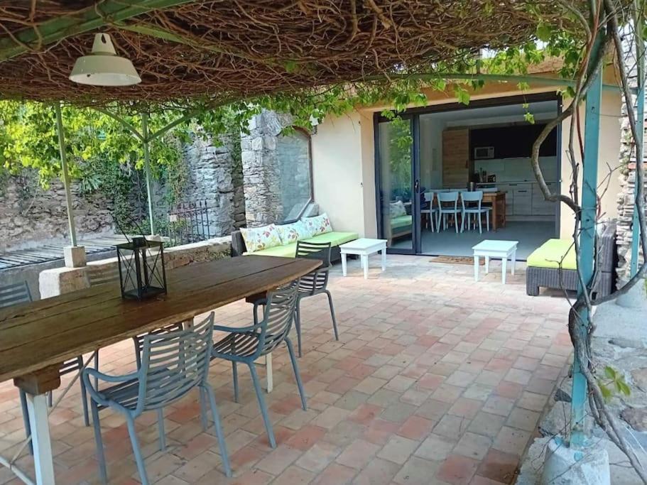 Патіо або інша зона на відкритому повітрі в Maison Béatrice, mignonne, rénové avec terrasse et jardin, près de village