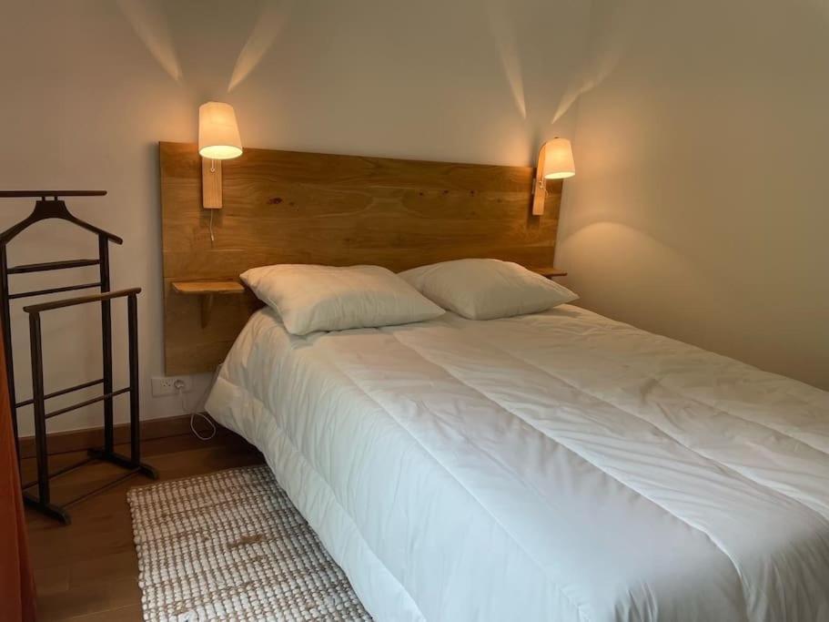 Ліжко або ліжка в номері Maison Béatrice, mignonne, rénové avec terrasse et jardin, près de village