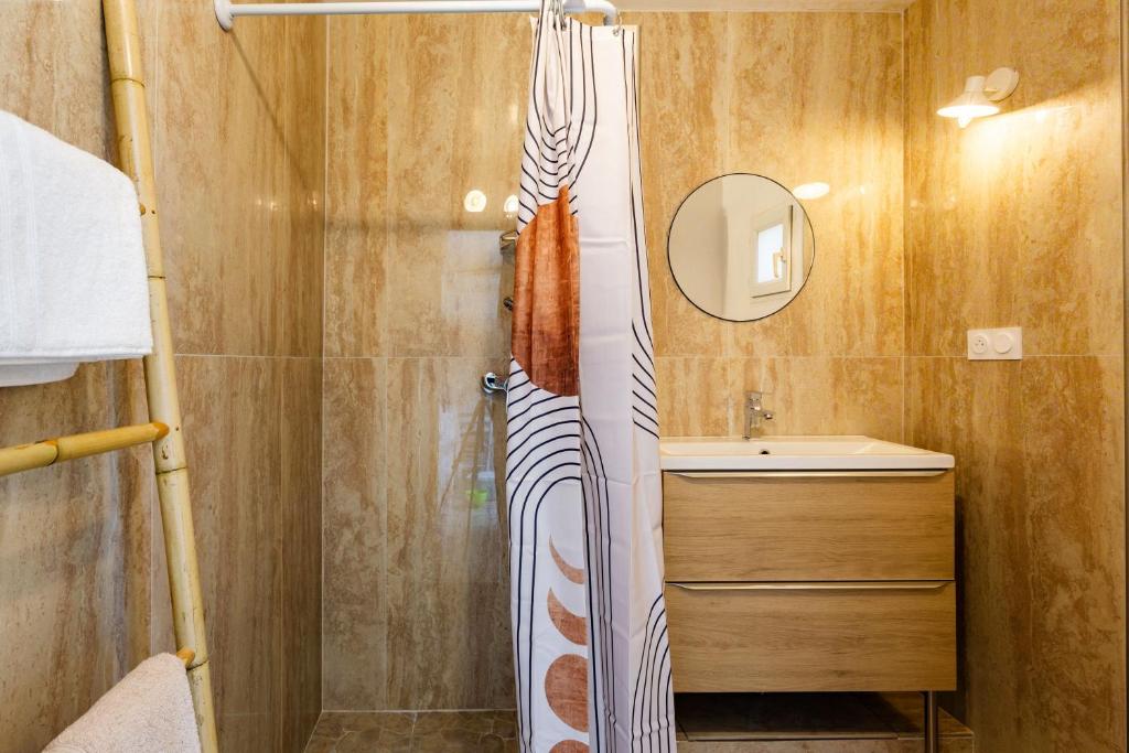 Koupelna v ubytování Côté Oliviers 4P - Appt 4p climatisé avec piscine