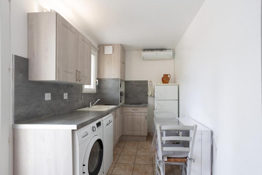 Kuchyň nebo kuchyňský kout v ubytování Côté Oliviers 4P - Appt 4p climatisé avec piscine