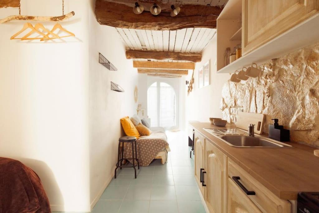 une cuisine avec un évier et un plan de travail dans l'établissement Studio provençal au cœur de la Sainte-Victoire, à Puyloubier