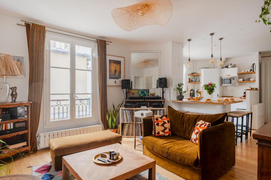 un salon avec un canapé et une table dans l'établissement Paris Porte Maillot Design Residence, à Neuilly-sur-Seine