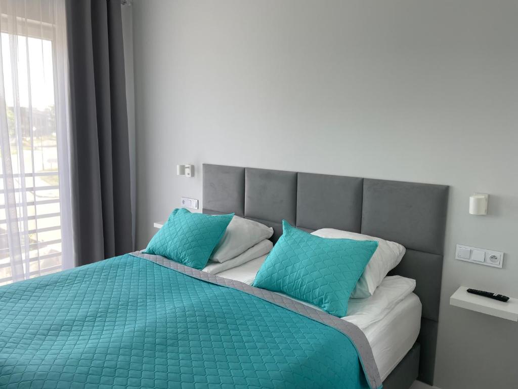 Posteľ alebo postele v izbe v ubytovaní Apartamenty AQUA MAZURY