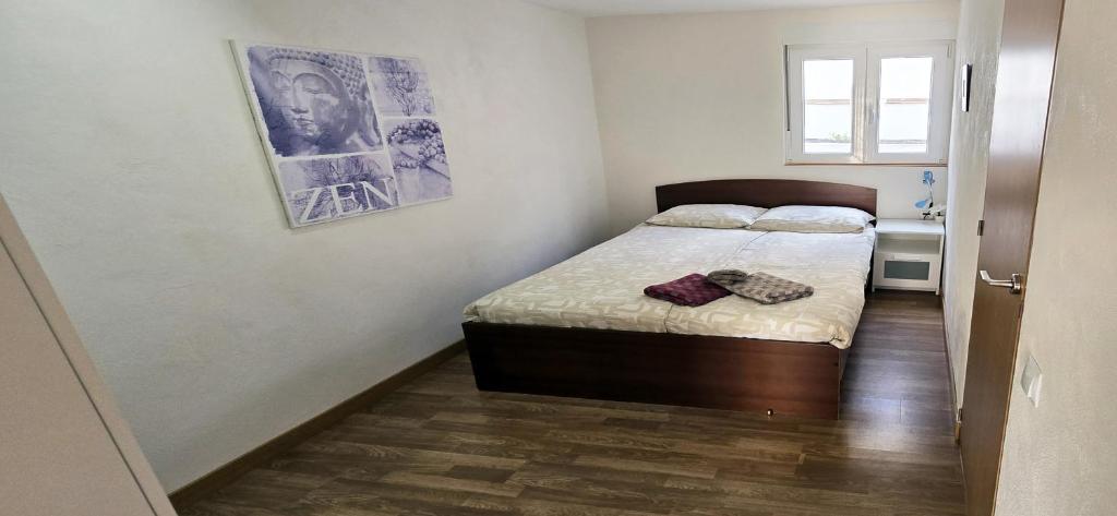 ein kleines Schlafzimmer mit einem Bett und einem Fenster in der Unterkunft Relaxation - Swimming pool - Adults only in Tías