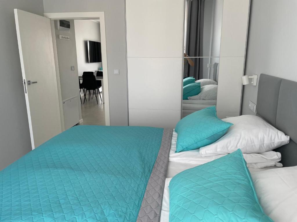 Posteľ alebo postele v izbe v ubytovaní Apartamenty AQUA MAZURY