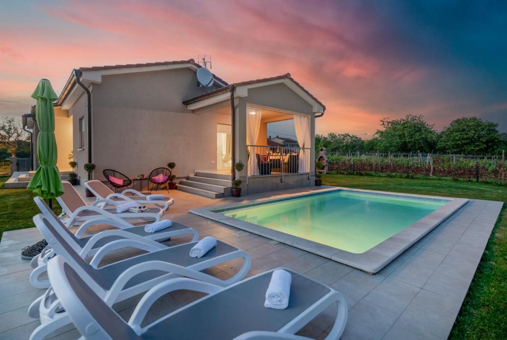 Basen w obiekcie Family holiday house with private pool and playground lub w pobliżu