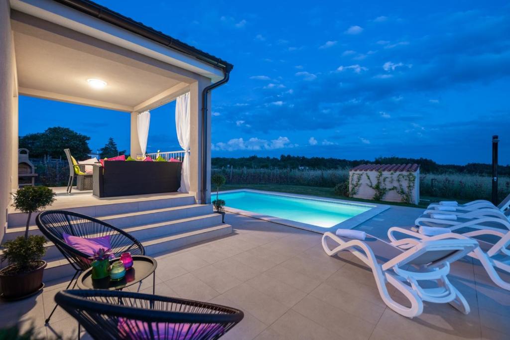 Basen w obiekcie Family holiday house with private pool and playground lub w pobliżu