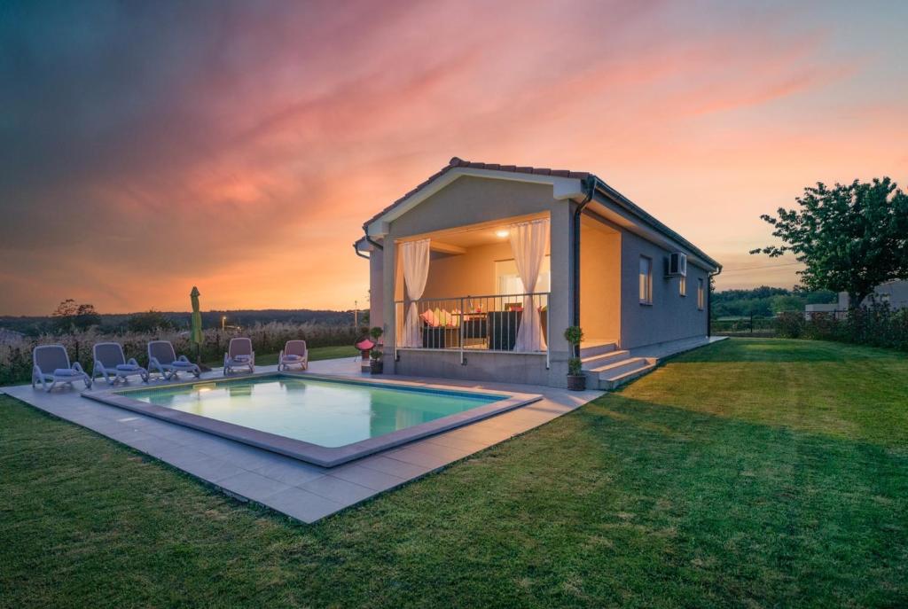 dom z basenem na podwórku w obiekcie Family holiday house with private pool and playground w mieście Barban