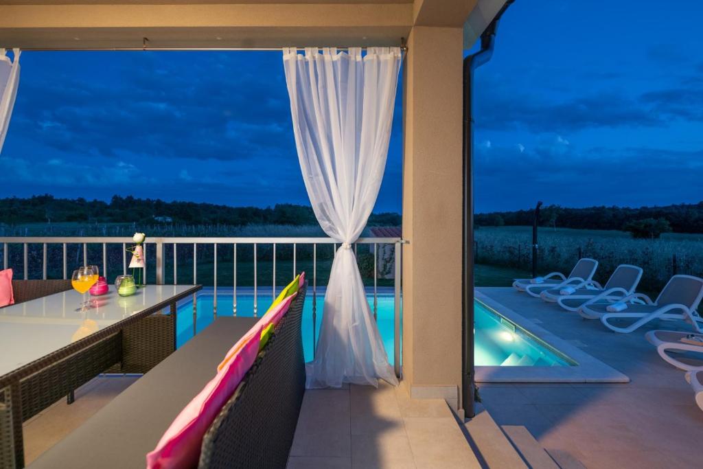 Basen w obiekcie Family holiday house with private pool and playground lub w pobliżu
