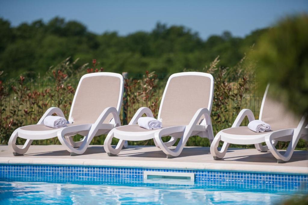 Basen w obiekcie Family holiday house with private pool and playground lub w pobliżu