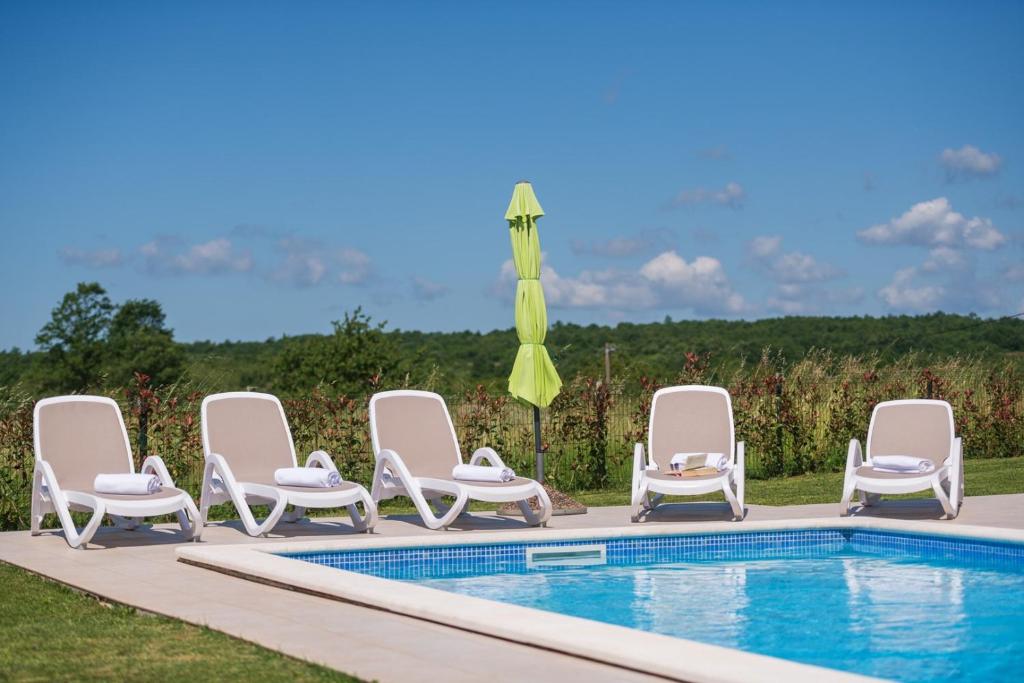Basen w obiekcie Family holiday house with private pool and playground lub w pobliżu