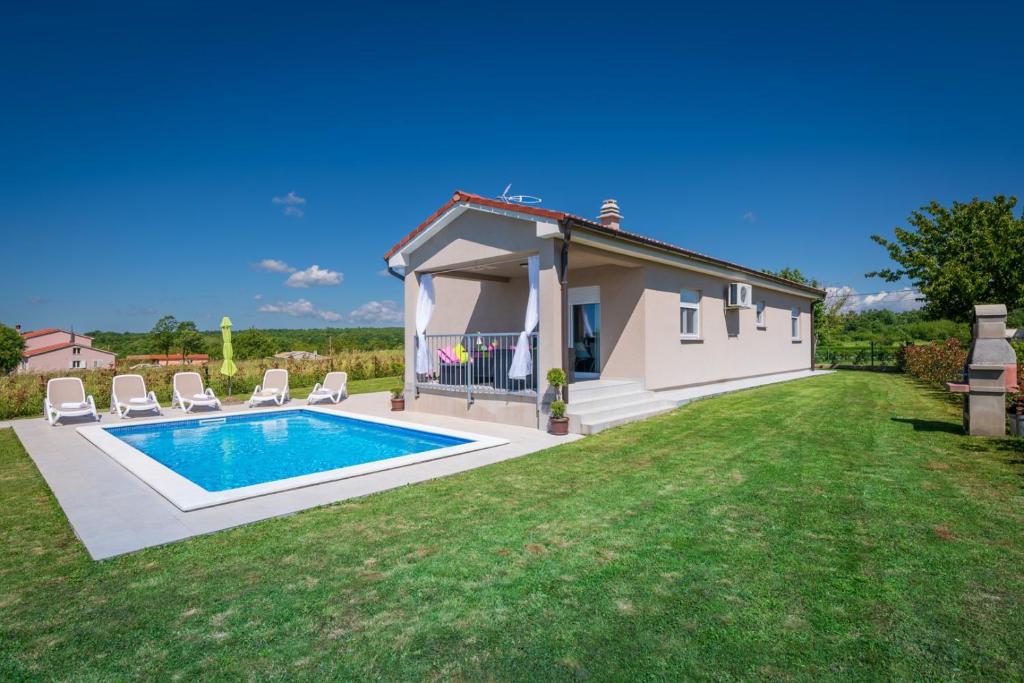 Basen w obiekcie Family holiday house with private pool and playground lub w pobliżu