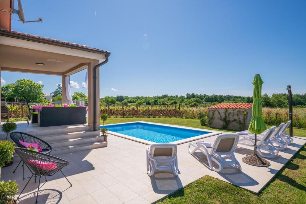 Basen w obiekcie Family holiday house with private pool and playground lub w pobliżu