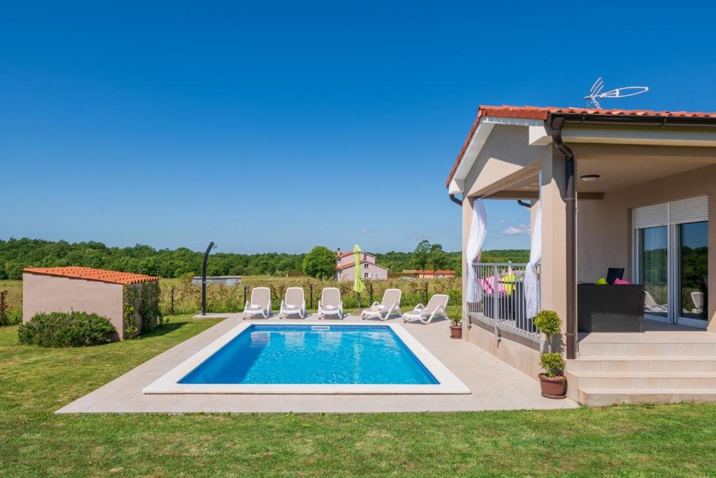 Basen w obiekcie Family holiday house with private pool and playground lub w pobliżu