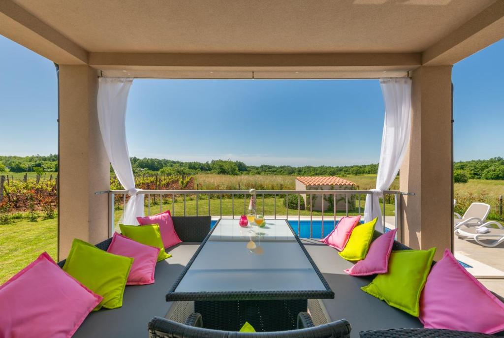 Balkon lub taras w obiekcie Family holiday house with private pool and playground