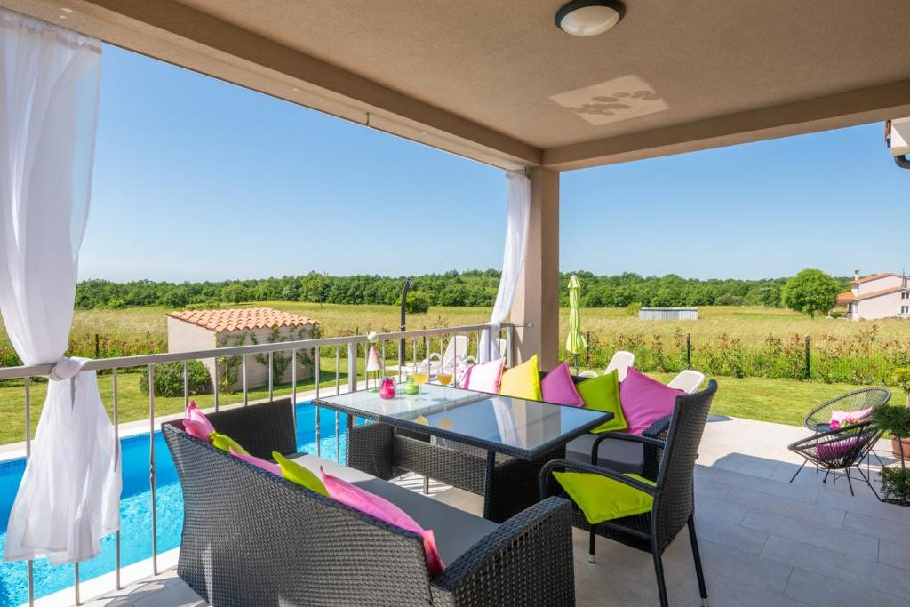 Basen w obiekcie Family holiday house with private pool and playground lub w pobliżu