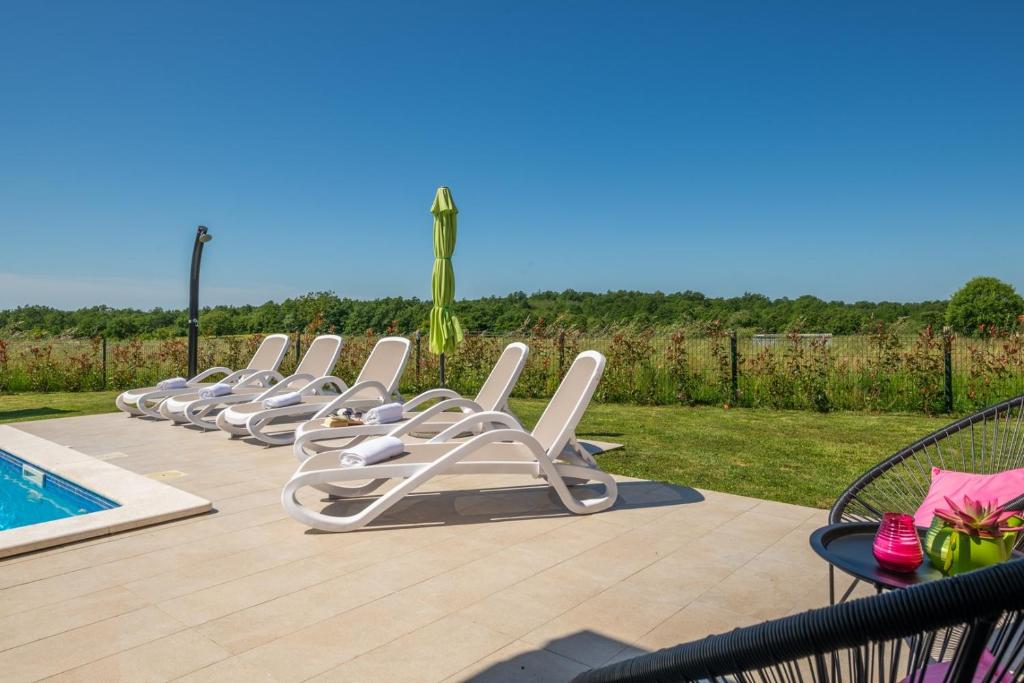 Basen w obiekcie Family holiday house with private pool and playground lub w pobliżu