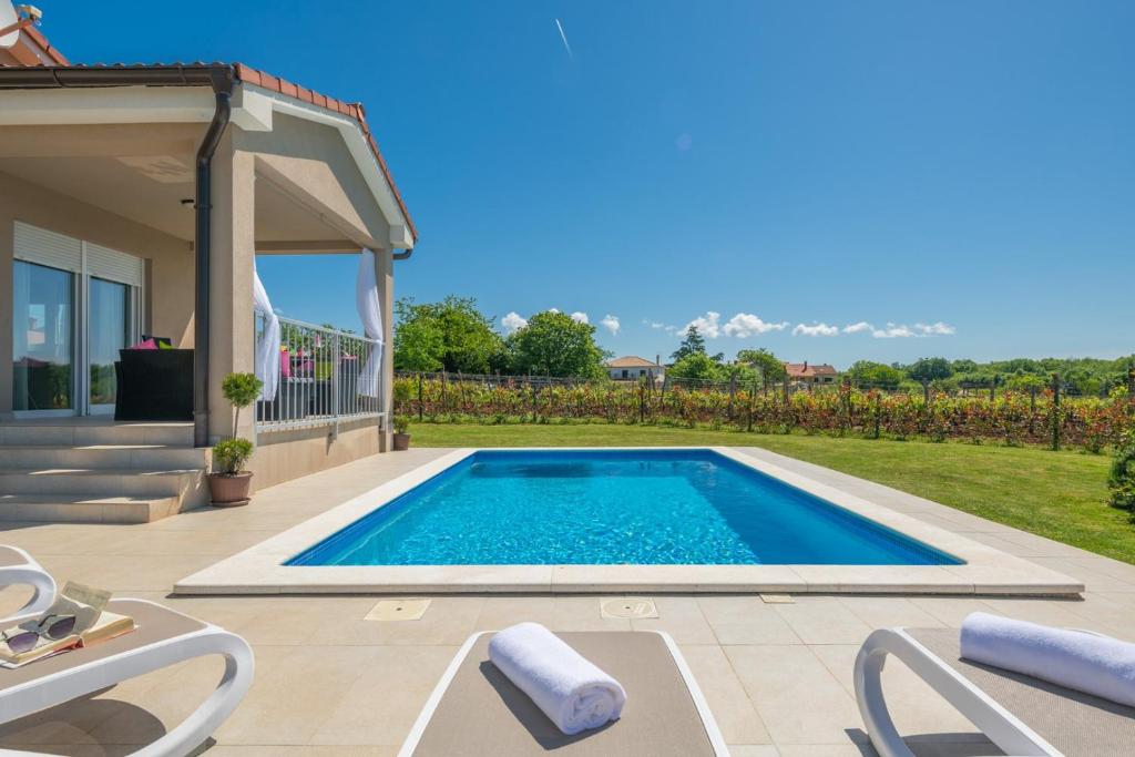 Basen w obiekcie Family holiday house with private pool and playground lub w pobliżu