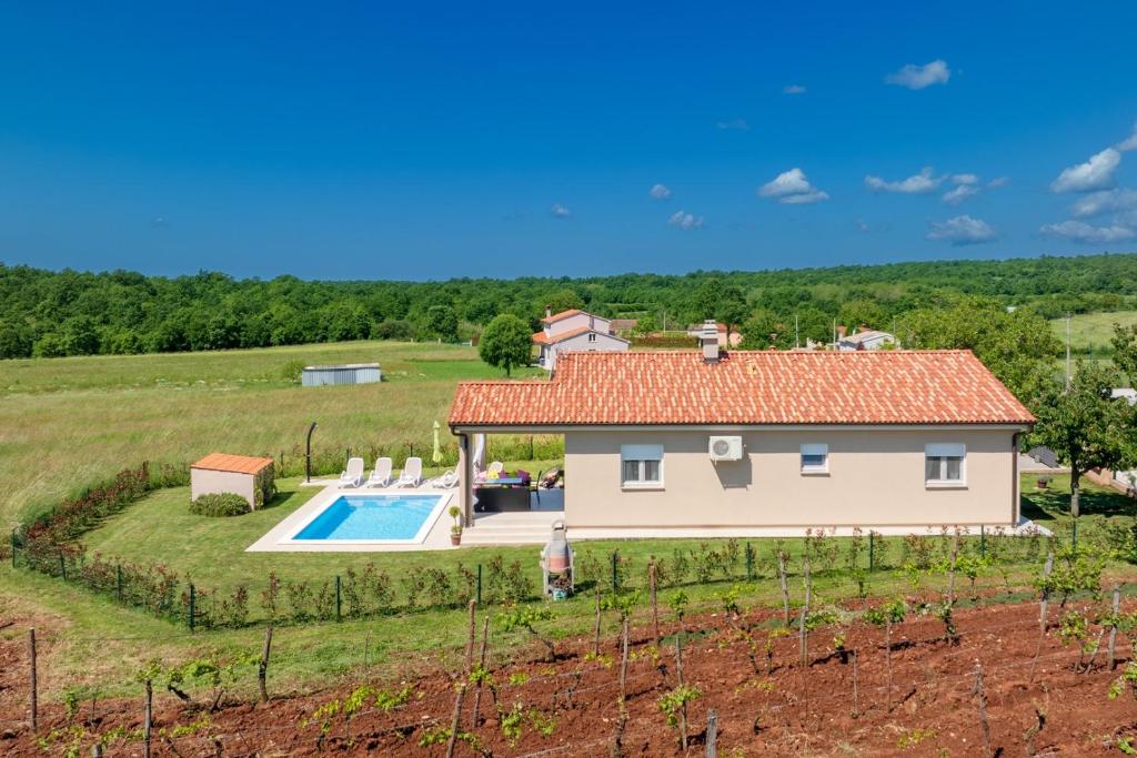 zewnętrzny widok na willę z basenem w obiekcie Family holiday house with private pool and playground w mieście Barban