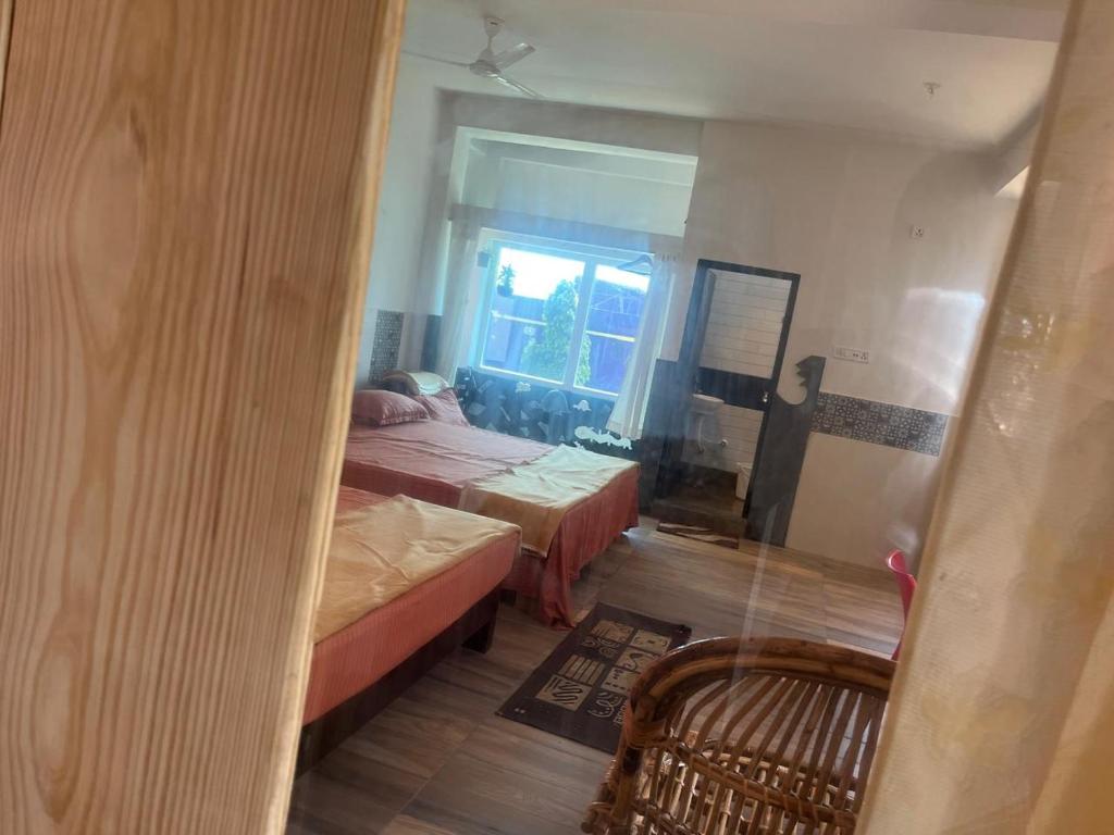 Postel nebo postele na pokoji v ubytování NIRMAN HOMESTAY 5 minutes walk to beach