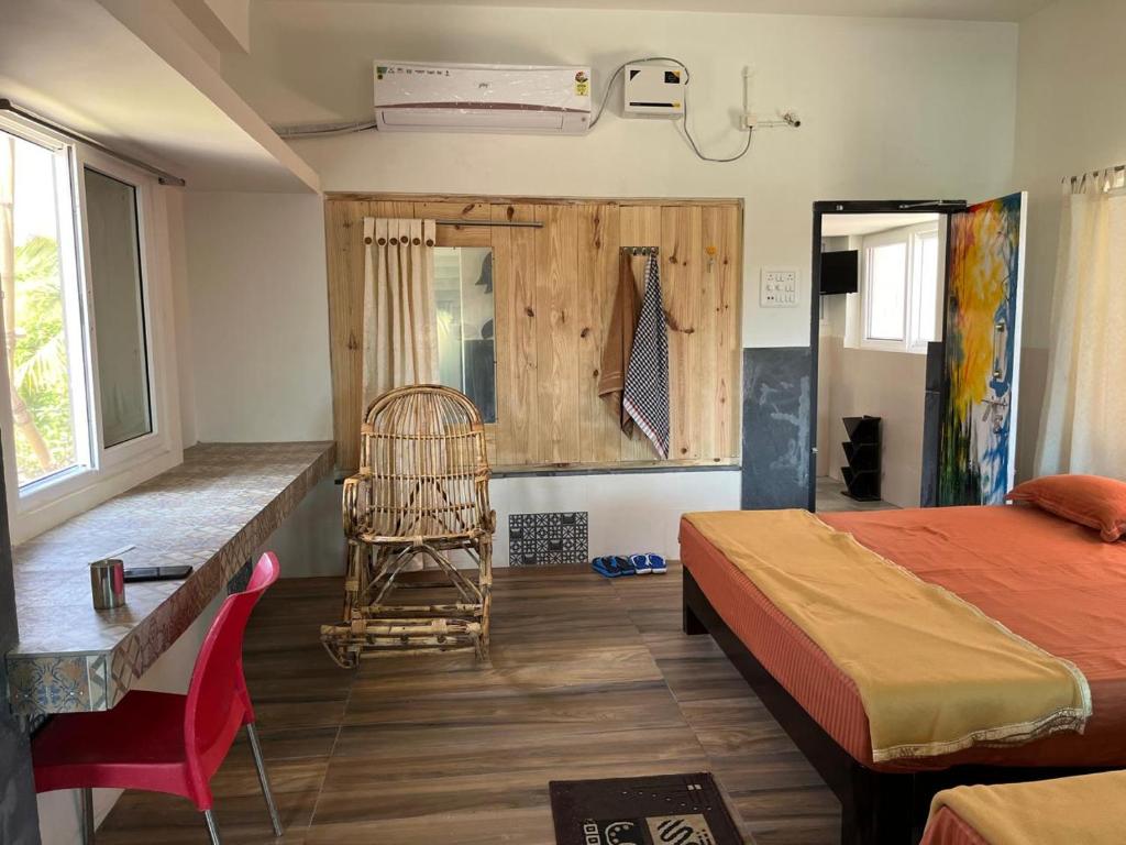 Postel nebo postele na pokoji v ubytování NIRMAN HOMESTAY 5 minutes walk to beach