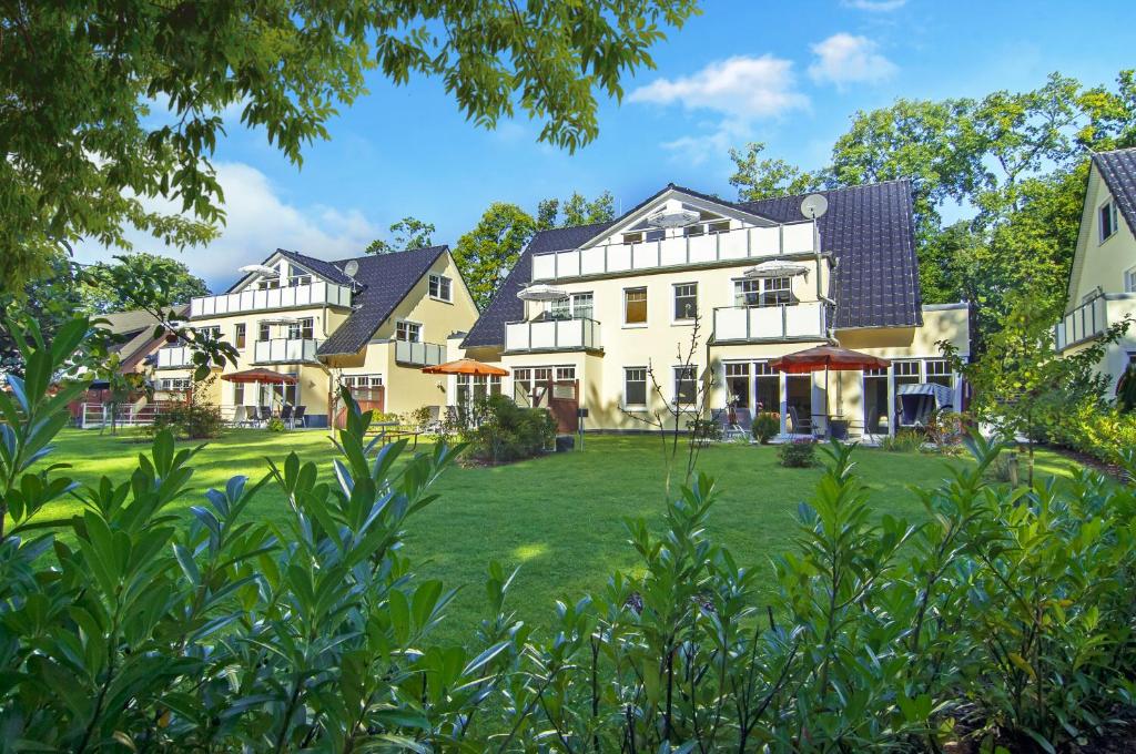 ヴァーネミュンデにあるAppartementhaus Ostseeresidenzの緑の芝生の家並み