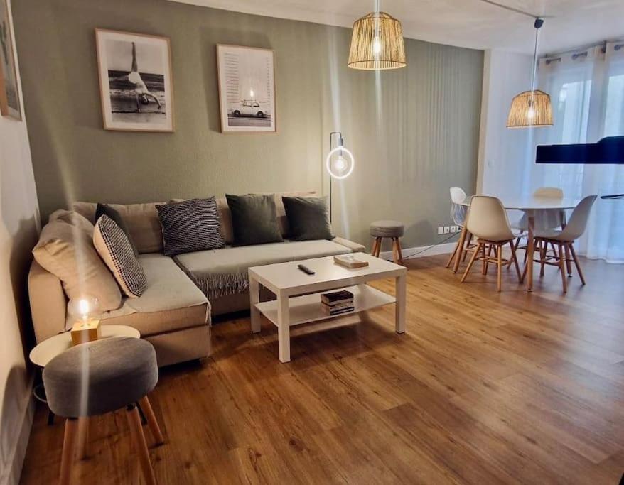 un salon avec un canapé et une table dans l'établissement Marianne Joli T3 Central, Climatisé avec Parking, à Sète